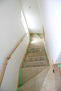 内部・階段周辺のクロス貼り施工