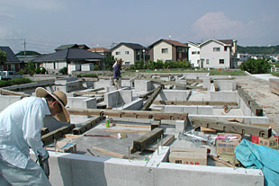 外観・土台敷込み(6月5日)