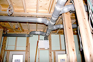 内部・換気装置と天井配管