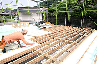 外観・根太格子と床断熱施工