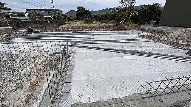 外観・基礎下防湿シートと配筋2