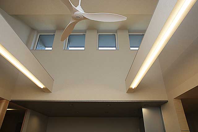 内部・リビング吹抜2