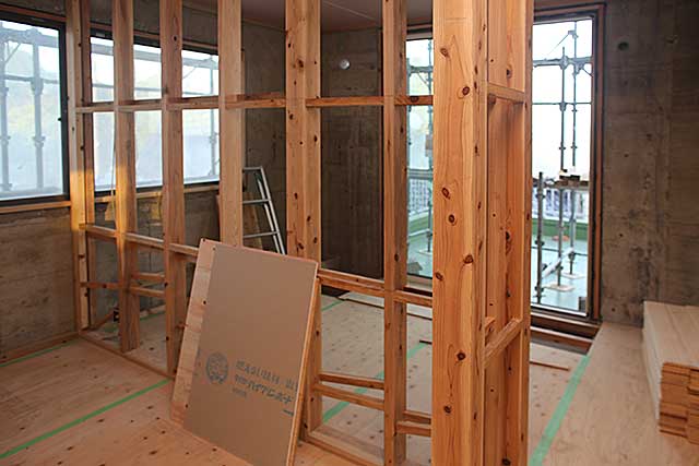 内部・2階 構造躯体と柱間