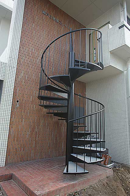外観・螺旋階段