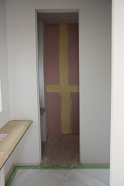 内部・2階 トイレクロス張り