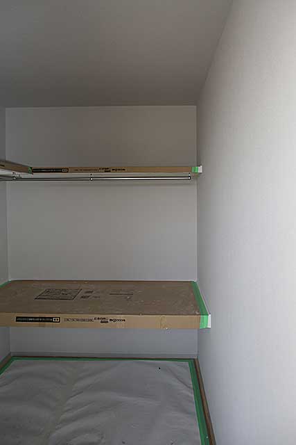 内部・2階 廊下収納クロス張り