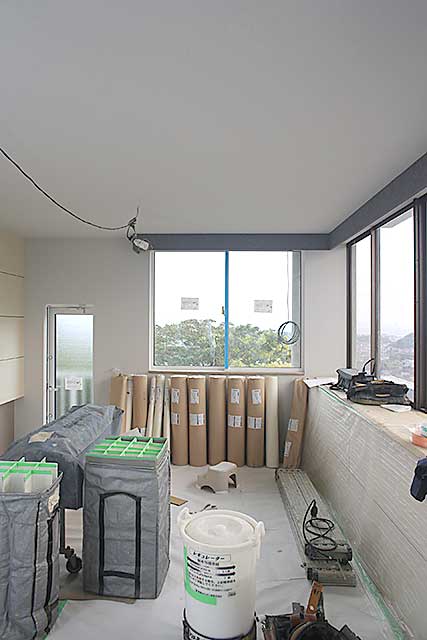 内部・2階 リビングクロス張り1