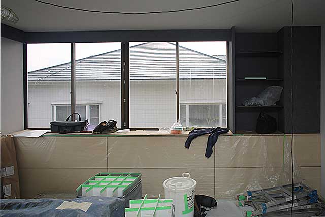 内部・2階 リビングクロス張り2