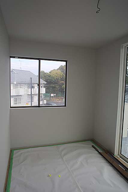 内部・2階 居室クロス張り3