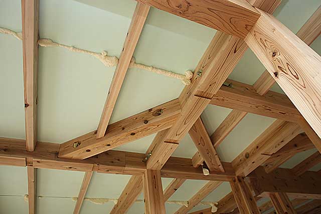 内部・2階 天井火打梁と断熱施工
