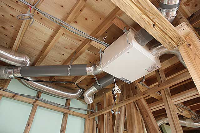 内部・天井第3種換気装置と配管