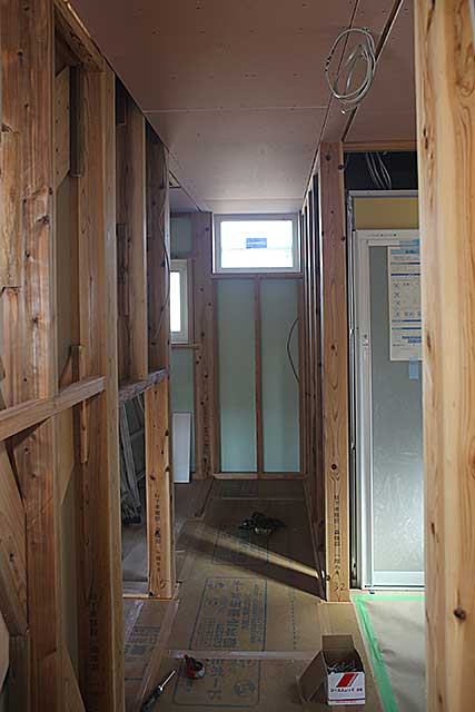 内部・水廻り廊下施工