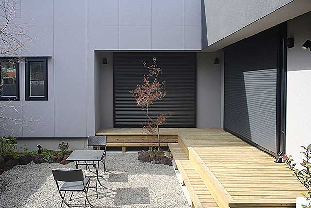 内部・中庭とウッドデッキ1
