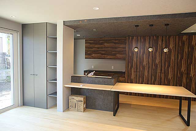 内部・ダイニングとキッチン