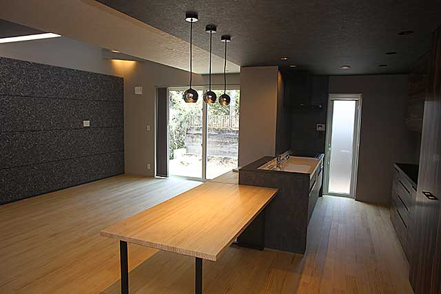 内部・リビングとキッチン