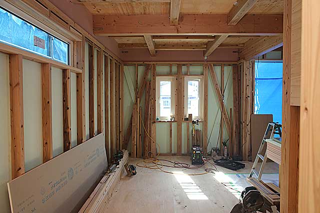 内部・2階 構造躯体と断熱施工2