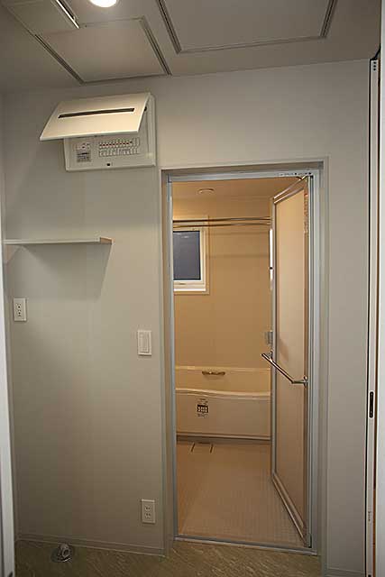 内部・2階 脱衣場と浴室