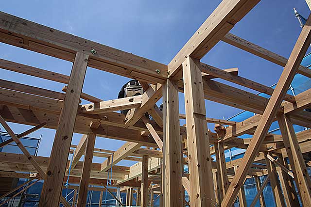 外観・構造柱と火打梁